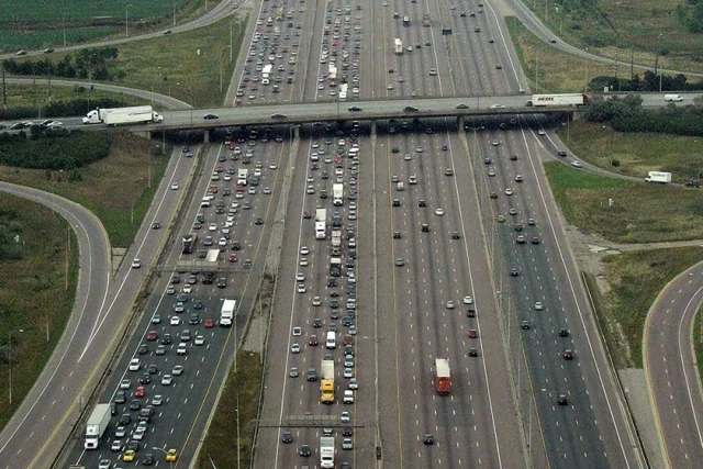 Canadá construyó una autopista de 18 carriles con la esperanza de aliviar el tráfico. Se atasca todos los días