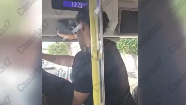 Agreden a una conductora de autobús en pleno servicio: «Ahora me abres abajo para coger la patineta»