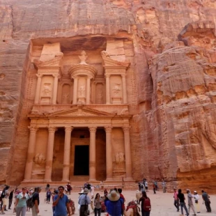 Hallazgo histórico en Petra: desenterraron 12 esqueletos bien conservados