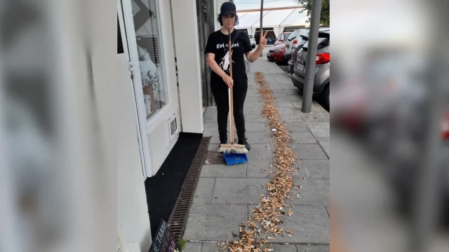 Las 8.000 colillas que una voluntaria «barrió» de la Festa do Marisco para evitar que llegasen al mar