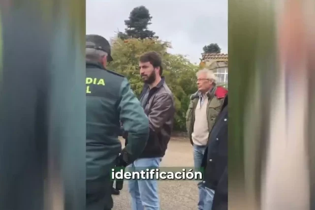 La Guardia Civil identifica a García- Gallardo y a representantes de Vox a las puertas de un centro de acogida de migrantes en León