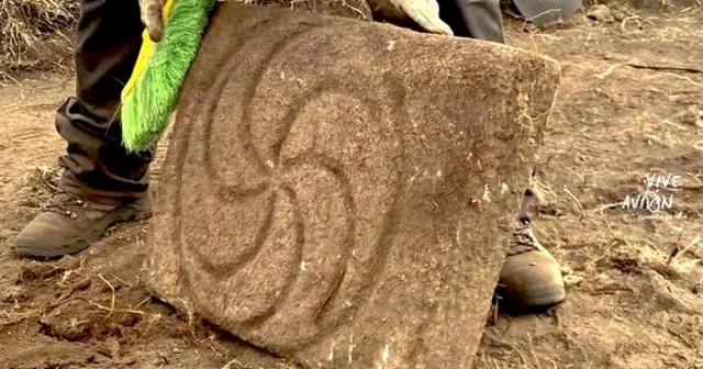 Descubren los grabados de un triscelio y una cruz embolada en el Castro de San Vicenzo, en Ourense