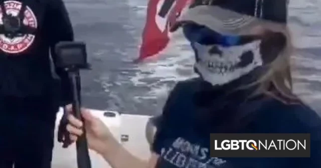 La sobrina lesbiana de Donald Trump capta la locura del barco nazi en el mitin de Trump en sólo 7 palabras (Eng)