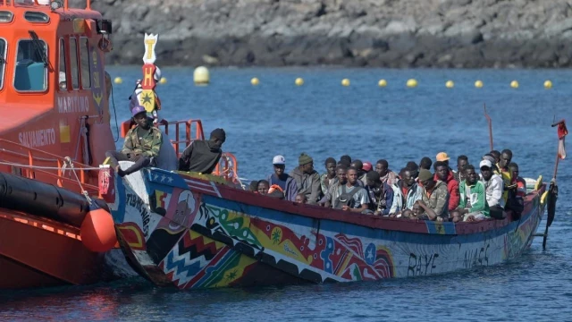 Llega a El Hierro en cayuco una familia afgana completa de 10 personas, incluidas tres niñas