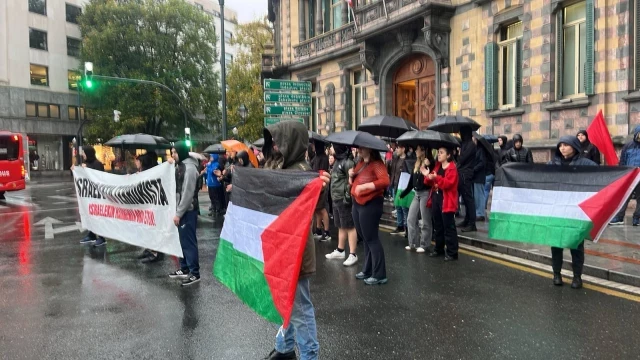 4 miembros de GKS se encadenan en BIlbo e Iruñea para denunciar el estado terrorista de Israel