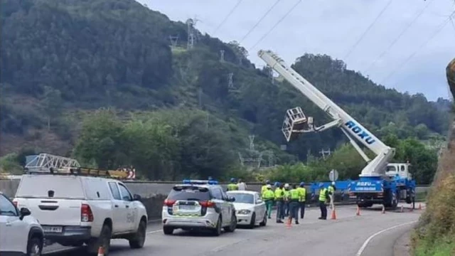 Detienen por homicidio imprudente al jefe de equipo de la obra en la que murió un operario de grúa tras el choque con un tren en Figaredo (Asturias)