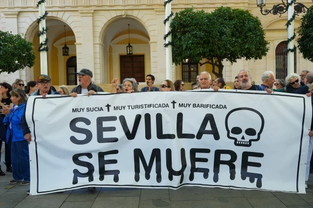 El Ayuntamiento de Sevilla aprueba con votos de PP y Vox una regulación de pisos turísticos que permitiría hasta 23.000 más