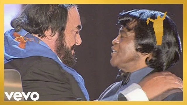 La noche en que Luciano Pavarotti y James Brown cantaron juntos “It's a Man's World” (2002) [Eng]