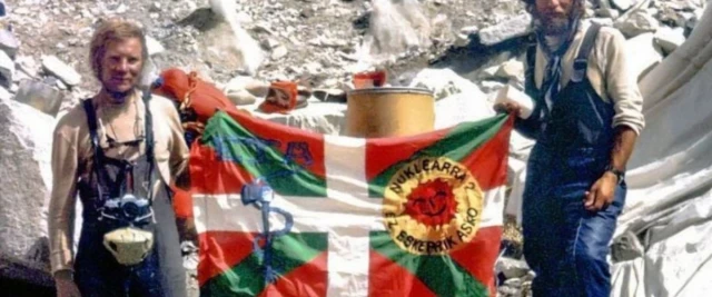 Críticas al Athletic de Bilbao por homenajear a un alpinista que llevó el símbolo de ETA a la cima del Everest