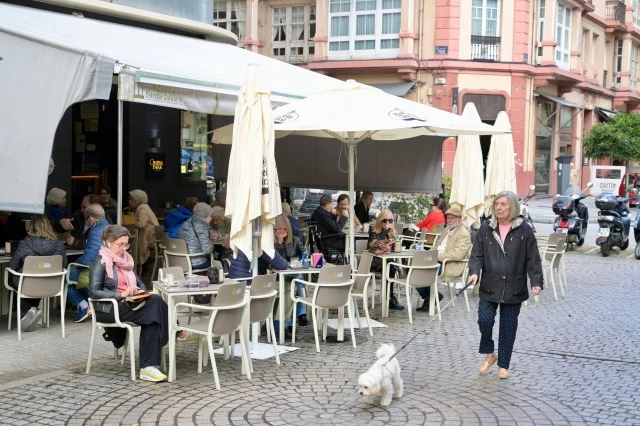 La hostelería de A Coruña amenaza con una huelga de terrazas: los empresarios piden aplazar la subida de las tasas y denuncian que, en algunos casos, ha superado el 200%