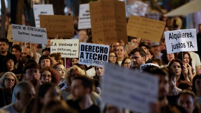 Una manifestación multitudinaria reclama en València medidas para garantizar el acceso a la vivienda: "Nos están expulsando de la ciudad"