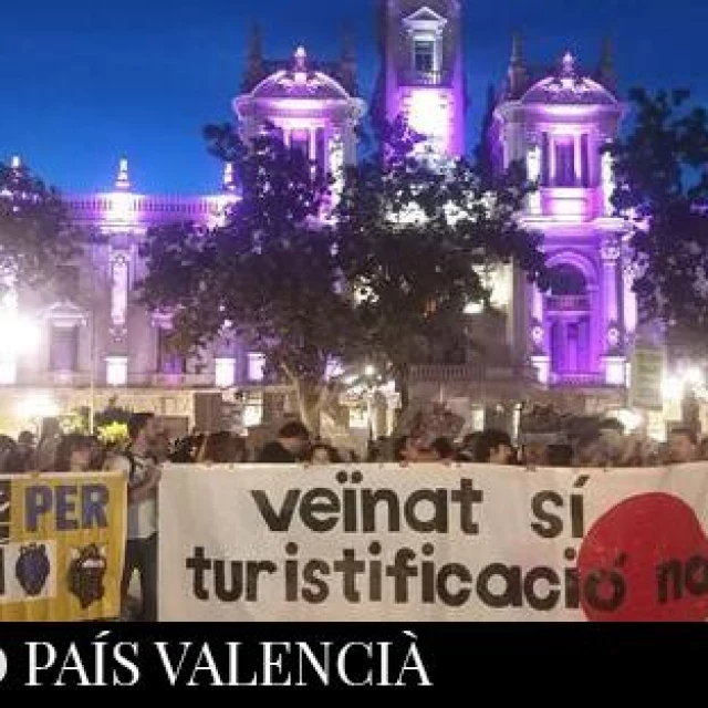 “Si no tenemos casa, ocuparemos la plaza”, el movimiento por la vivienda acampa en València