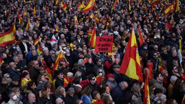 Manifestación del 20-O en Madrid | Los manifestantes protestan contra un "Gobierno de delincuentes y terroristas que están destruyéndolo todo"