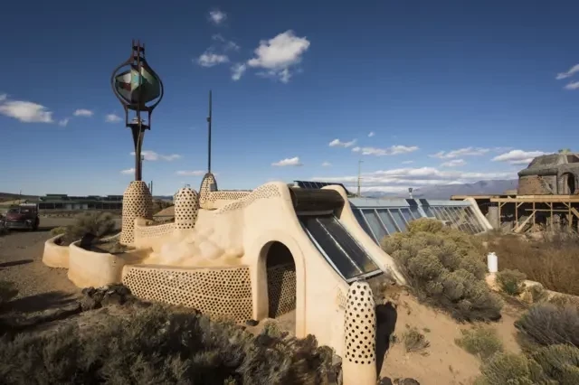 Earthships: las fascinantes casas construidas hace 40 años en el desierto de Nuevo México que son un ejemplo para combatir el cambio climático