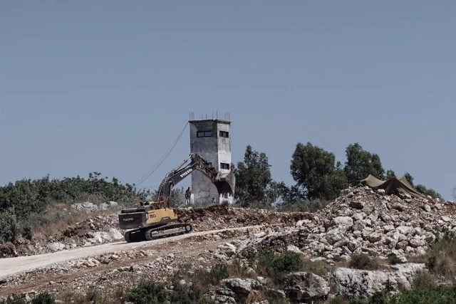 Una excavadora militar Israel derriba una torre de observación de los 'cascos azules' en el sur de Líbano