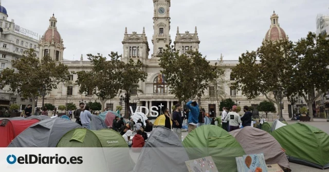 El movimiento por la vivienda de Valencia vota mantener la acampada frente al Ayuntamiento