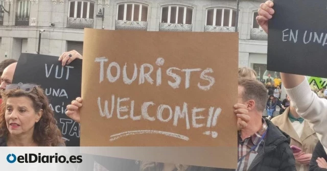 Dueños de pisos turísticos protestan en Madrid contra Almeida junto a sus empleadas y admiten no tener licencias