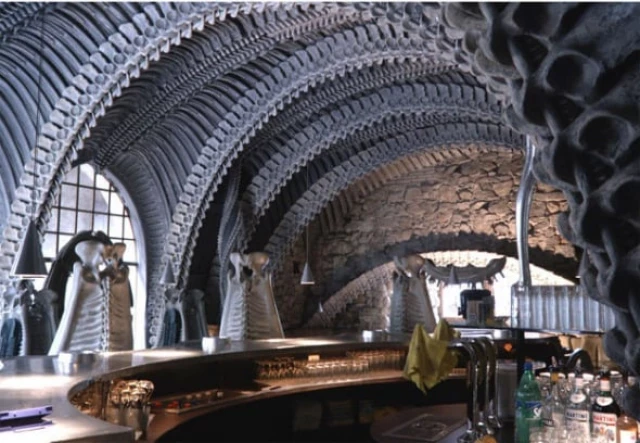 Museo Bar que parece un gran fosil. H.R Giger