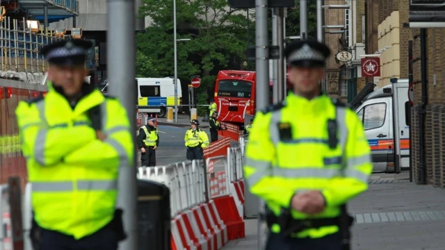 Absuelven al policía británico que mató de un disparo a un hombre negro desarmado