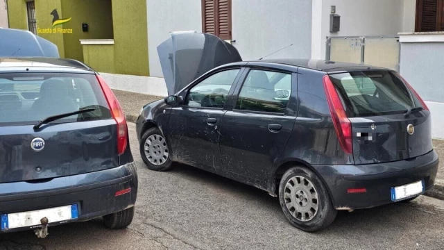 Un mecánico jubilado clona su coche para tener dos vehículos y pagar un solo seguro