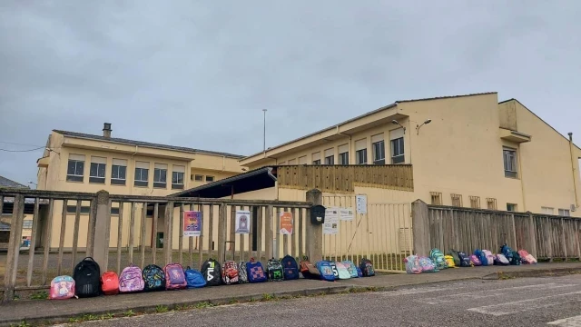 Las familias del colegio de Alfoz mantienen el pulso a Educación