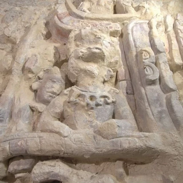 Relieves con figuras de guardianes, ancestros celestiales y animales míticos de la dinastía maya Kaanu’l, encontrados en México