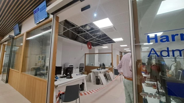 Se cae parte del techo de la nueva entrada de Cruces (Barakaldo) , que ayer finalizó su renovación