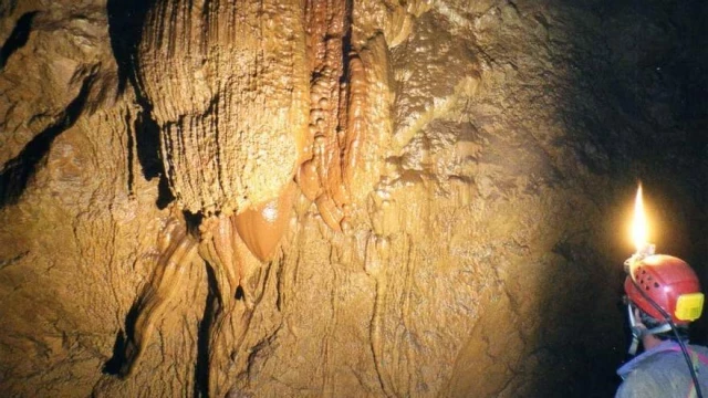 Espeleología cueva Aradelas: Descubren dos kilómetros de nuevas galerías en la cueva más profunda de Galicia