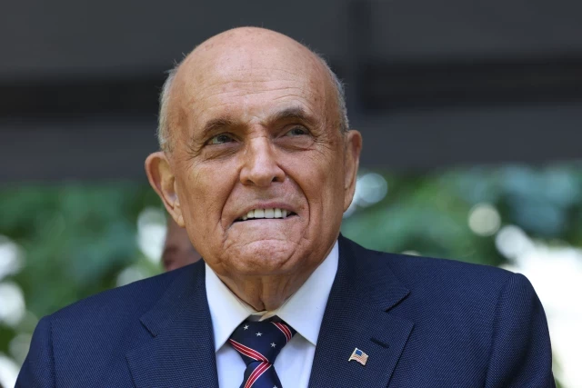 Giuliani tiene 7 días para entregar su apartamento, coche y algunos relojes por la sentencia de difamación en su contra (Eng)