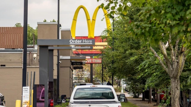 Un brote de E. coli vinculado a hamburguesas de McDonald's deja un muerto y decenas de enfermos en EE.UU