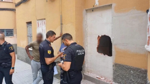 La Policía Local sorprende a dos okupas cuando demolían la puerta tapiada de un piso en Elche