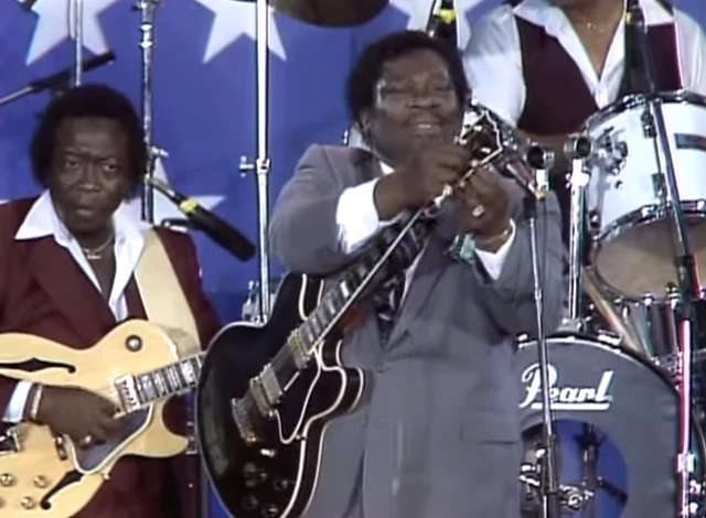 BB King cambia una cuerda rota de guitarra a mitad de una canción en Farm Aid y no pierde el ritmo (1985) [Eng]