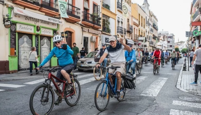 Protestas por la amenaza al carril-bici, la joya de la corona de la movilidad en Sevilla