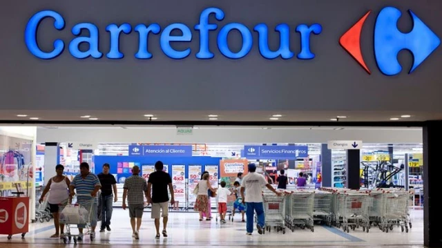 Perdonados casi 30.000 euros a una cajera de Carrefour que se endeudó con tarjetas ‘revolving’ para poder sobrevivir ella y sus tres hijos menores