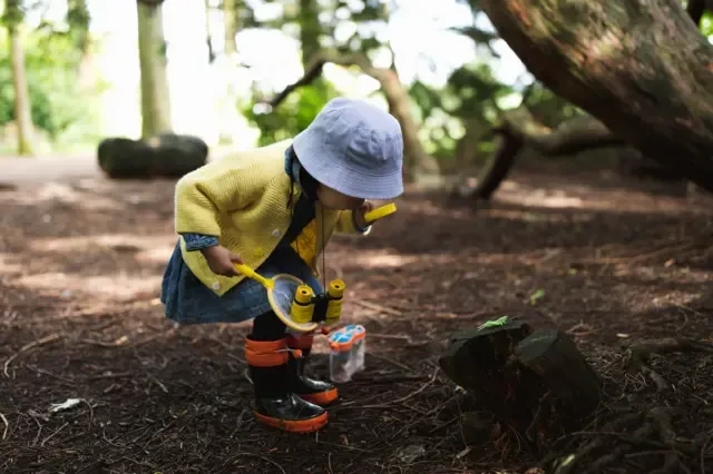 Educación: quién fue Jean Piaget, el psicólogo que creía que un niño no es un adulto en miniatura y planteó las 4 etapas del desarrollo cognitivo infantil