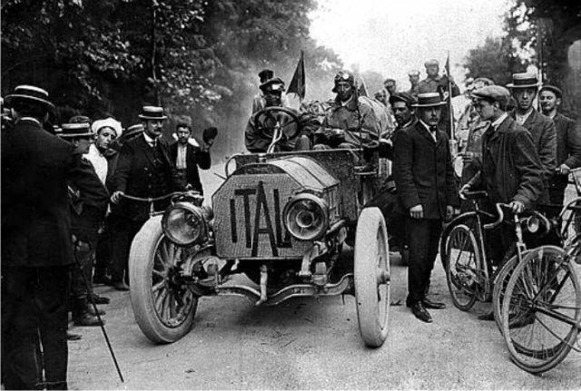 Pekín-París 1907: «Mientras un hombre tenga un coche, puede hacer lo que quiera e ir adonde quiera»