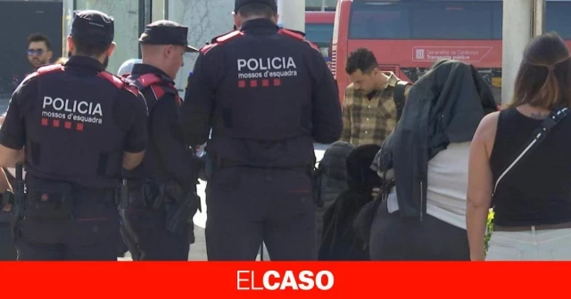 Milagro en el aeropuerto de El Prat: una mujer en silla de ruedas se cura cuando descubren qué escondía