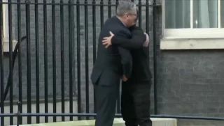 Volodymyr Zelensky recibido con un fuerte abrazo por el primer ministro de Reino Unido, Keir Starmer, frente a Downing Street después del enfrentamiento con Donald Trump [ENG]