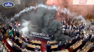 Diputados de la oposición en Serbia lanzan granadas de humo y gases lacrimógenos en el Parlamento