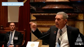 Un legislador de Iowa monta en cólera contra sus colegas por aprobar un proyecto de ley antitrans: "¡Qué vergüenza, cristianos!" (Eng)