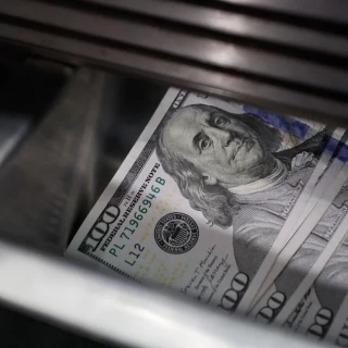 El dólar cae con fuerza y se encamina a su peor semana desde 2022