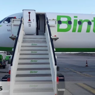 Los pasajeros de un vuelo Madrid-Gran Canaria consiguen bajar del avión a diez borrachos