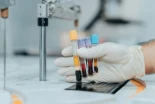 Un medicamento desarrollado por IA parece hacer que los pacientes fueran biológicamente más jóvenes en un ensayo clínico (ING)